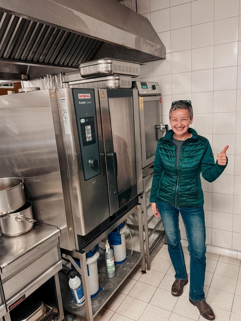 Resa in der Küche des Hotel Krasicki neben dem iCombi Classic / Resa in the Hotel Krasicki kitchen beside the iCombi Classic